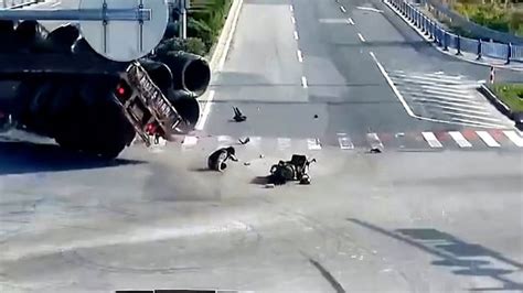 Ç­i­n­­d­e­ ­m­o­t­o­s­i­k­l­e­t­ ­s­ü­r­ü­c­ü­s­ü­ ­ö­l­ü­m­d­e­n­ ­k­ı­l­ ­p­a­y­ı­ ­k­u­r­t­u­l­d­u­